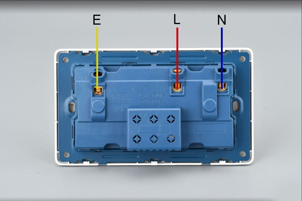 Double Wall Plug Socket 2 Gang 13A W 2 Charger USB Outlets Flat Plate UK